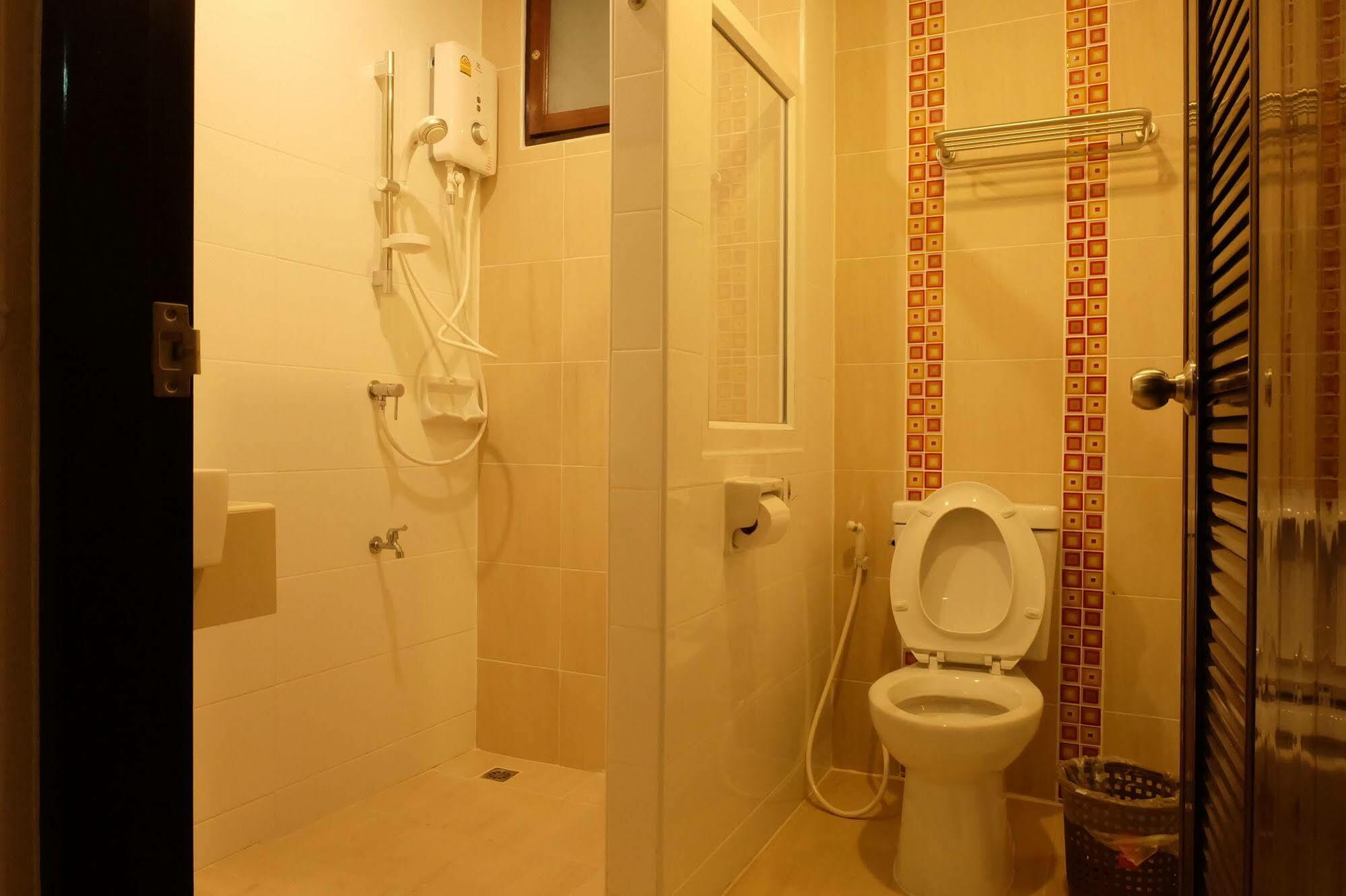 Monmuang Hotel Chiang Mai Bagian luar foto